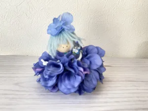 青紫のドレスを着たベルちゃんの写真です。