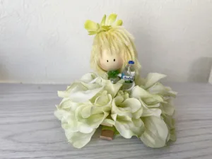 白に緑混じったドレスを着たベルちゃんです。